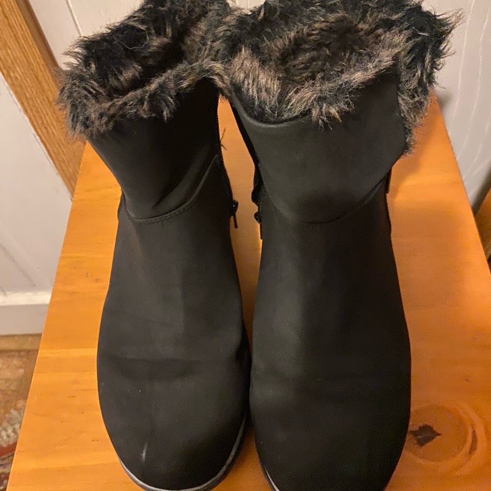 EUC London Fog Women's Wendyl Winter Boots Faux Fur Lining Faux Suede Black